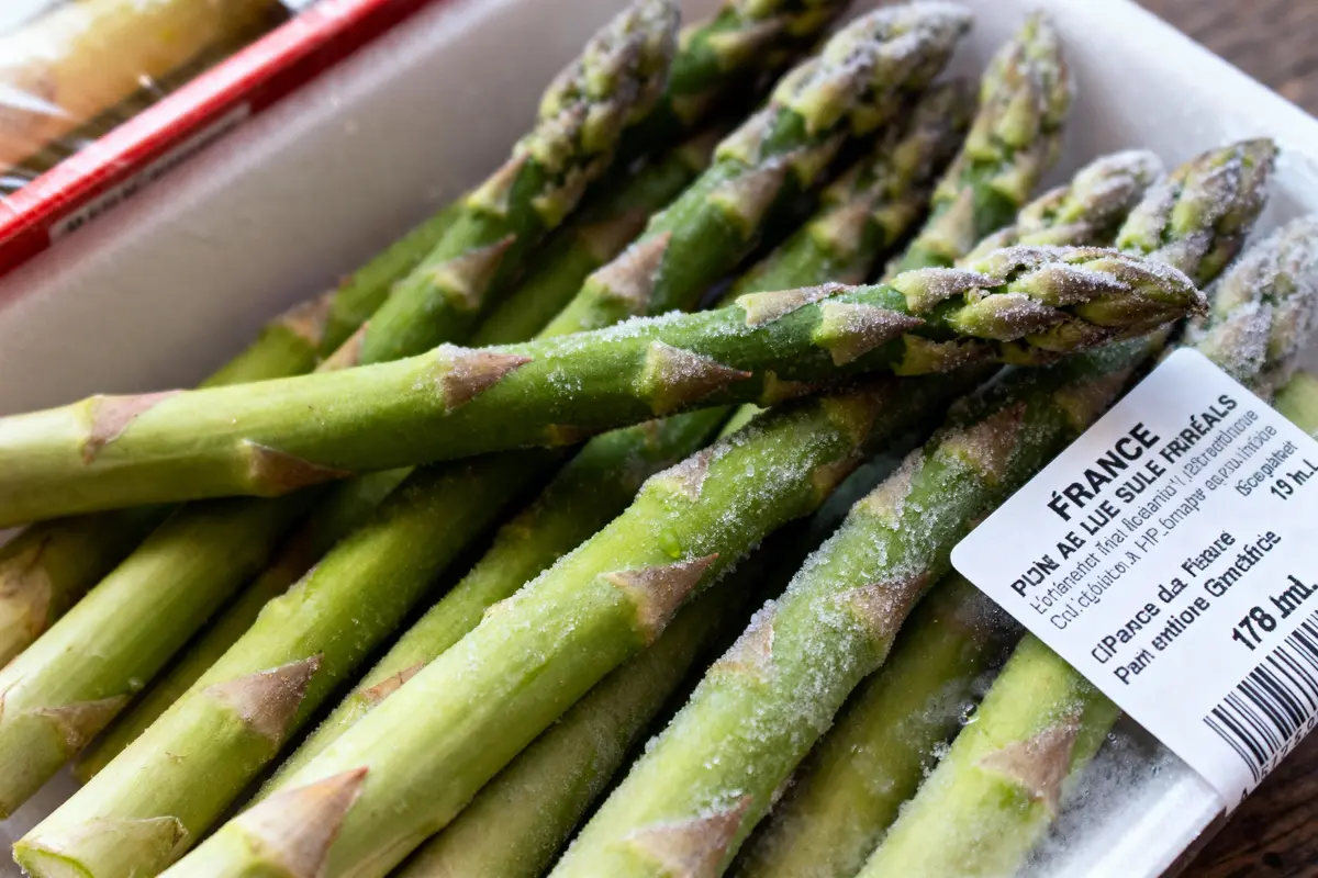 Asperges vertes fraîches emballées, étiquette précisant leur origine française et poids de 178 grammes.