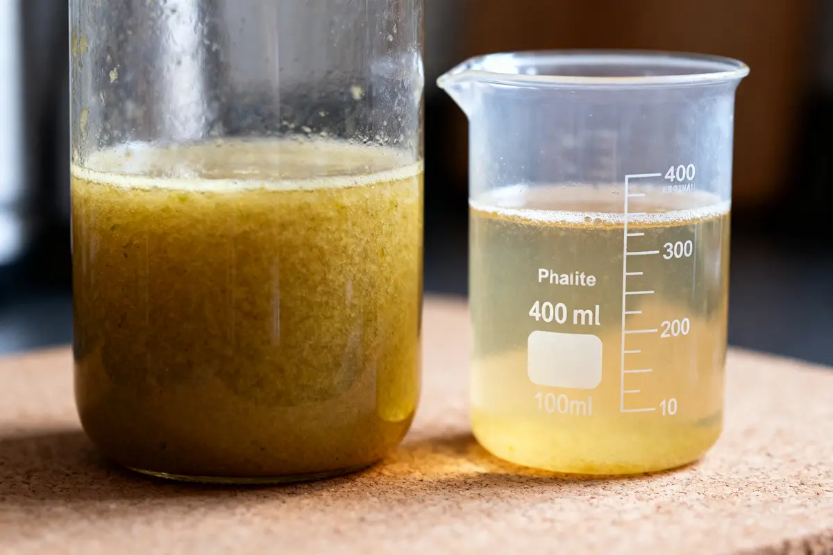 Beaker rempli d'huile mesurant 400 ml en cl à côté d'un bocal similaire
