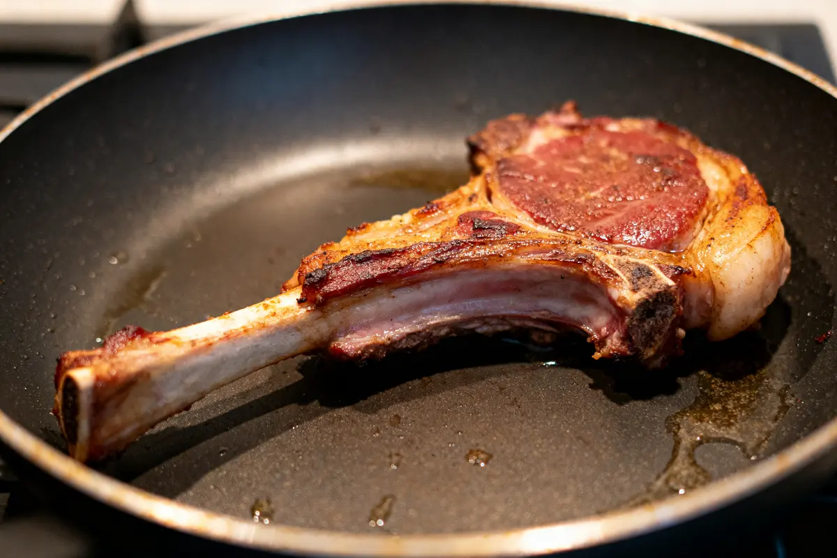 Côtelette de porc dorée en poêle attendant sa recette de côtelette de porc au four