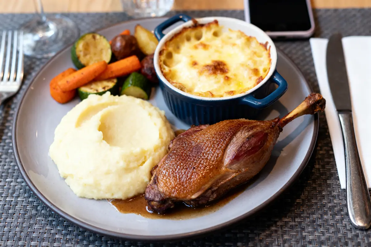 Magret de canard avec purée, gratin et légumes en accompagnement du magret de canard