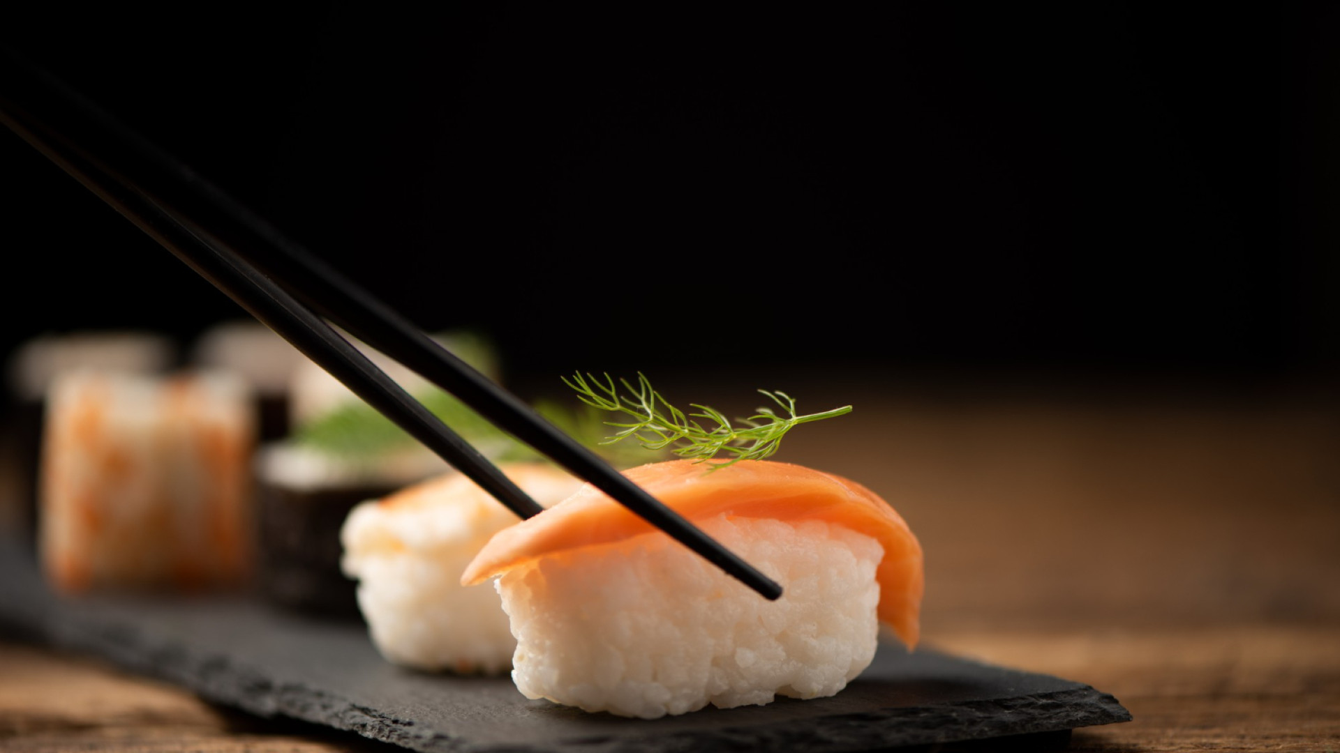 Faut-il privilégier la livraison de sushis ou la commande à emporter à Toulon ?